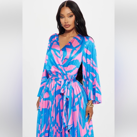 🩷FASHION NOVA NWT SATIN WRAP STYLE NECK, ELASTIC WAIST & PLEATED DETAILS. - Picture 3 of 7